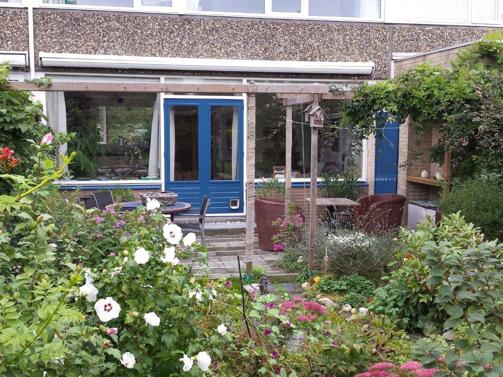 a blue front door of a house with flowers at Elzendreef in Voorburg