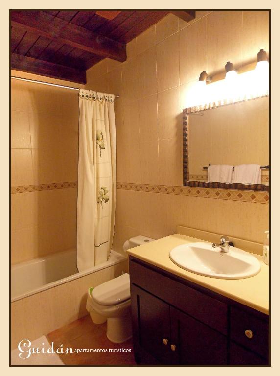Koupelna v ubytování Apartamentos Guidan