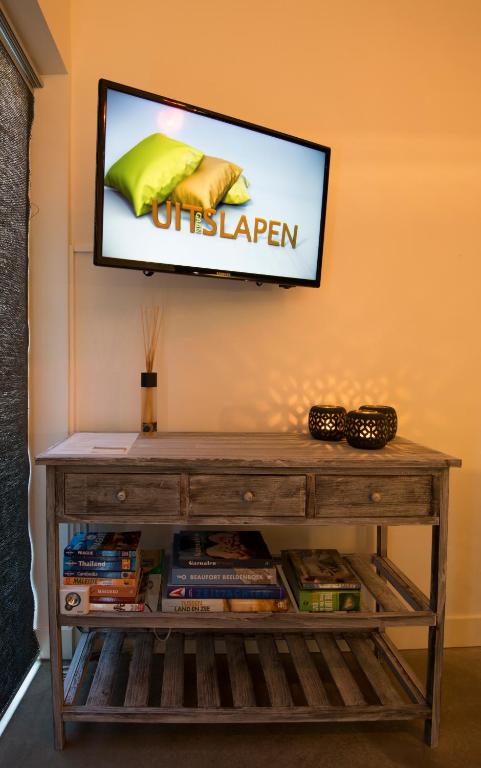TV a/nebo společenská místnost v ubytování Gastenkamers UitGaanSlapen