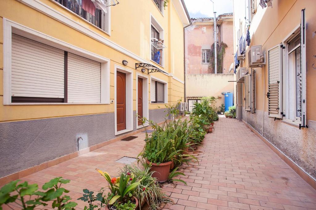 an alley with plants and buildings in a city at Davi in Cagliari
