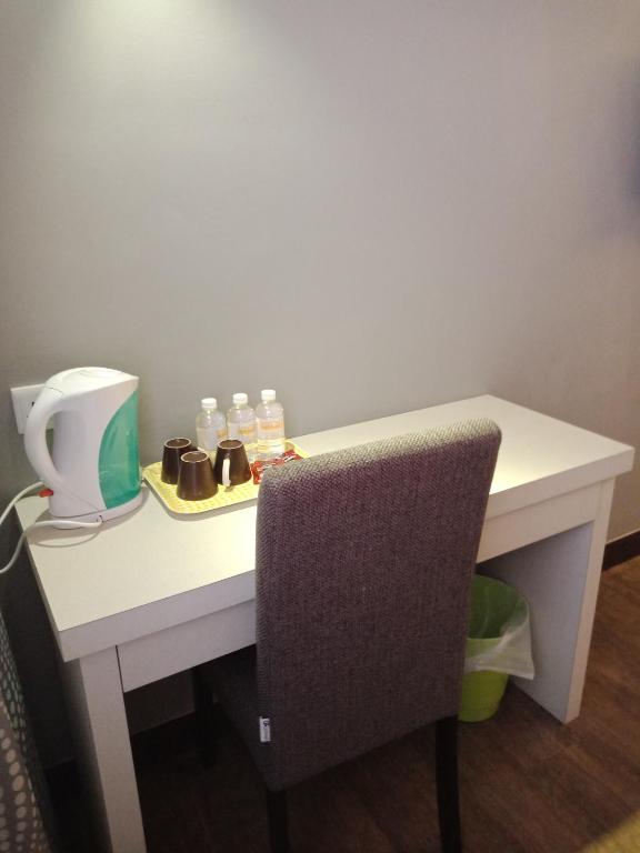 Příslušenství pro přípravu čaje a kávy v ubytování Lemon 8 Boutique Hotel @ Melaka