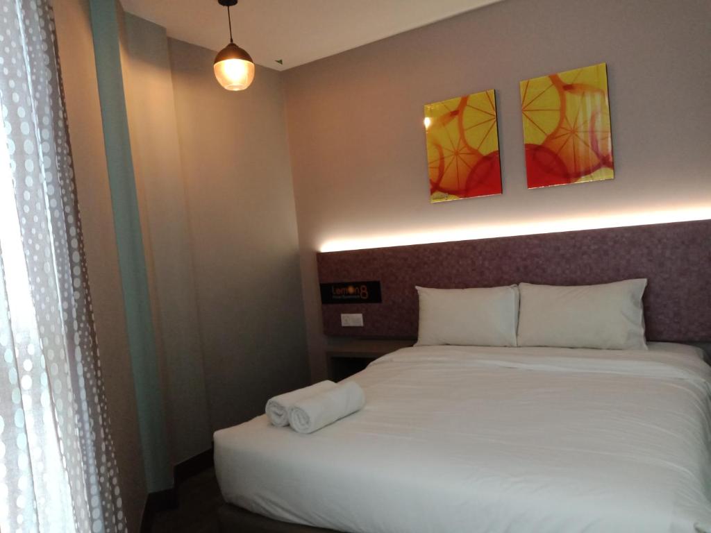 Postel nebo postele na pokoji v ubytování Lemon 8 Boutique Hotel @ Melaka