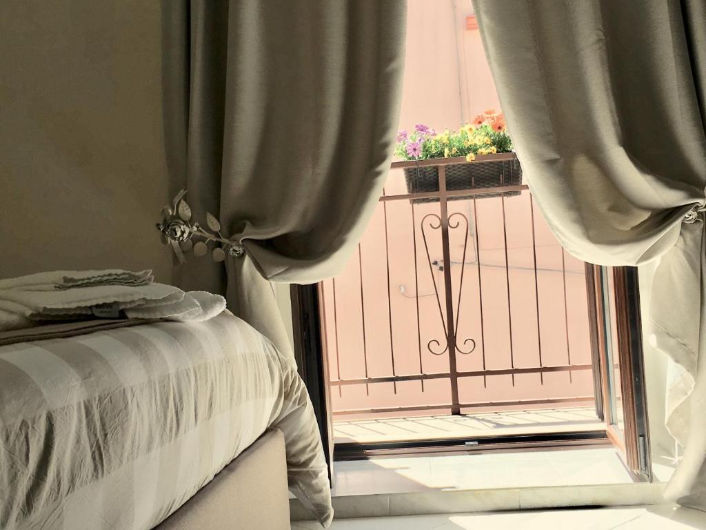 ノートにあるAl Dammusinoのベッドルーム1室(バルコニーの景色を望む窓付)