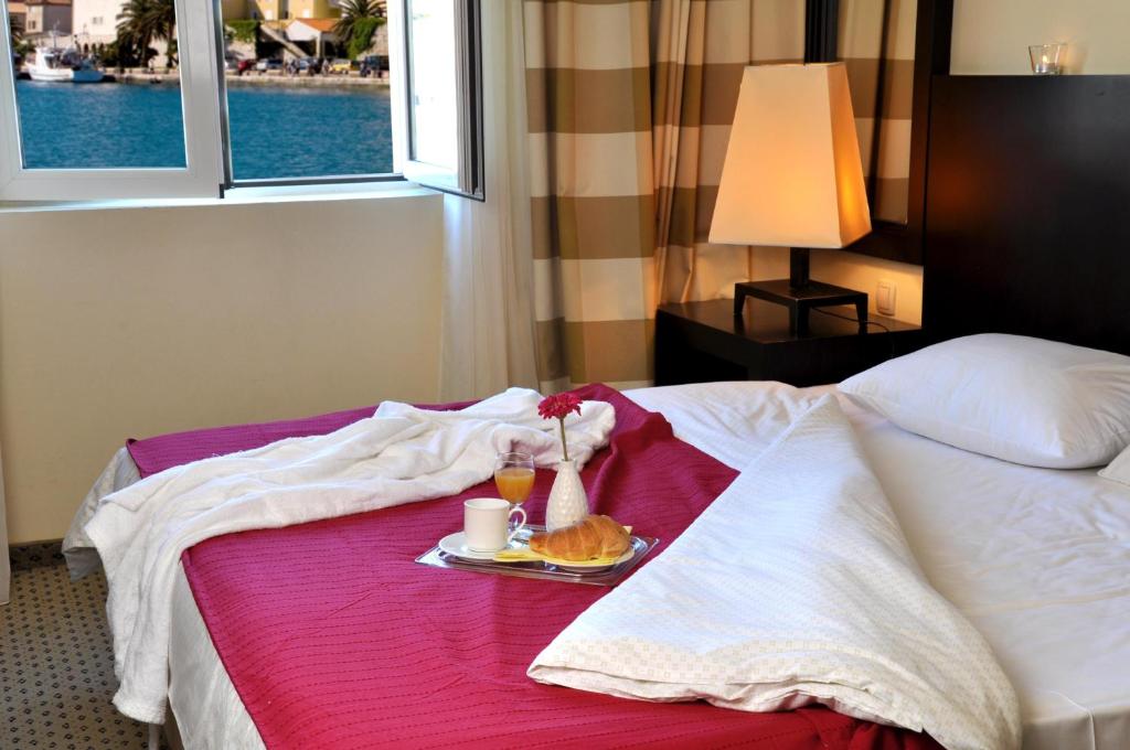 Postel nebo postele na pokoji v ubytování Hotel International