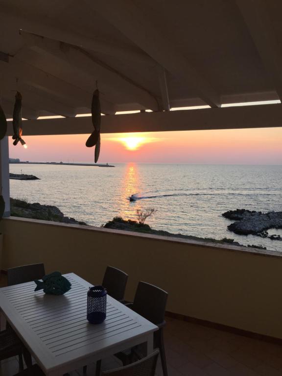 ガリポリにあるCasa Vacanze Nord-Ovestの夕日の海を望むテーブル