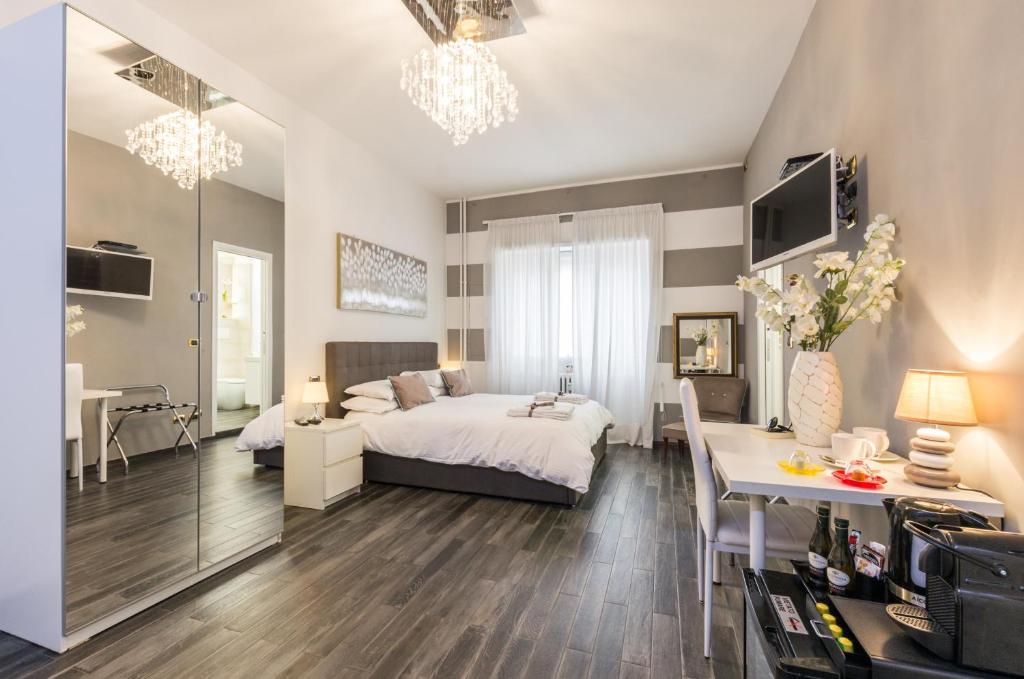 sypialnia z łóżkiem i biurkiem w pokoju w obiekcie Trastevere Sweet House w Rzymie