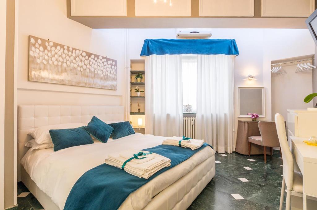 sypialnia z łóżkiem z niebieskimi poduszkami w obiekcie Trastevere Sweet House w Rzymie
