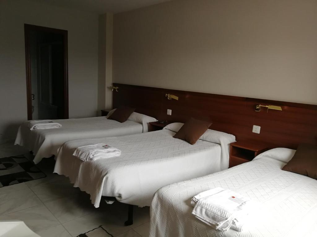 Posteľ alebo postele v izbe v ubytovaní Hostal Cerecedo