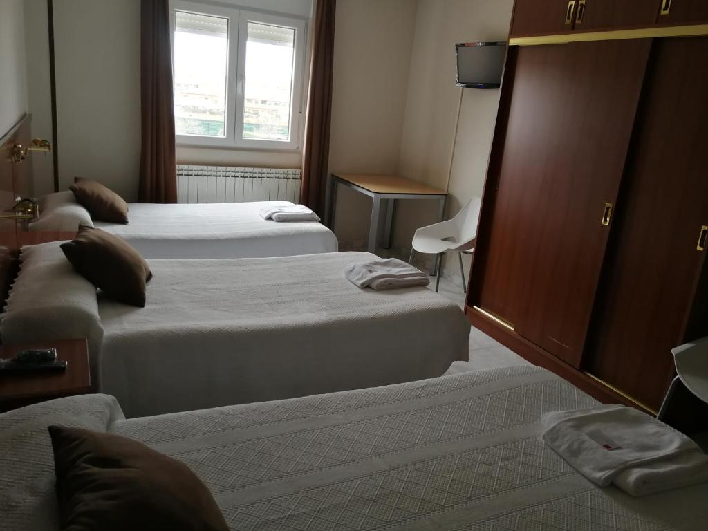 Posteľ alebo postele v izbe v ubytovaní Hostal Cerecedo