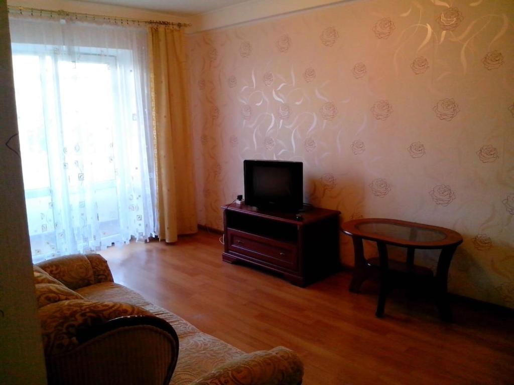 キーウにあるComfortable flat near Dnieper & 12 min. of centreのリビングルーム(ソファ、テレビ、テーブル付)
