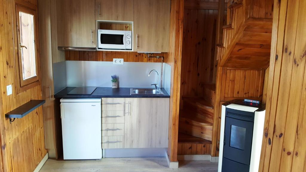 Kuchyň nebo kuchyňský kout v ubytování Aiguestortes Camping Resort