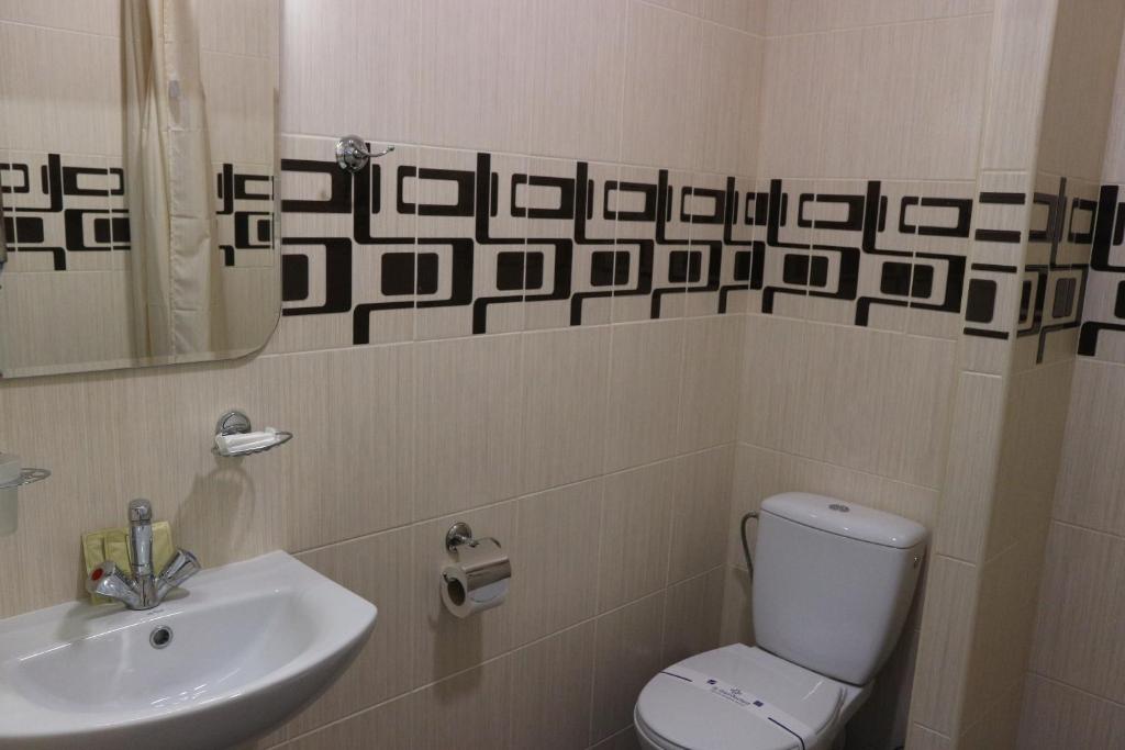 Koupelna v ubytování Orange Hotel