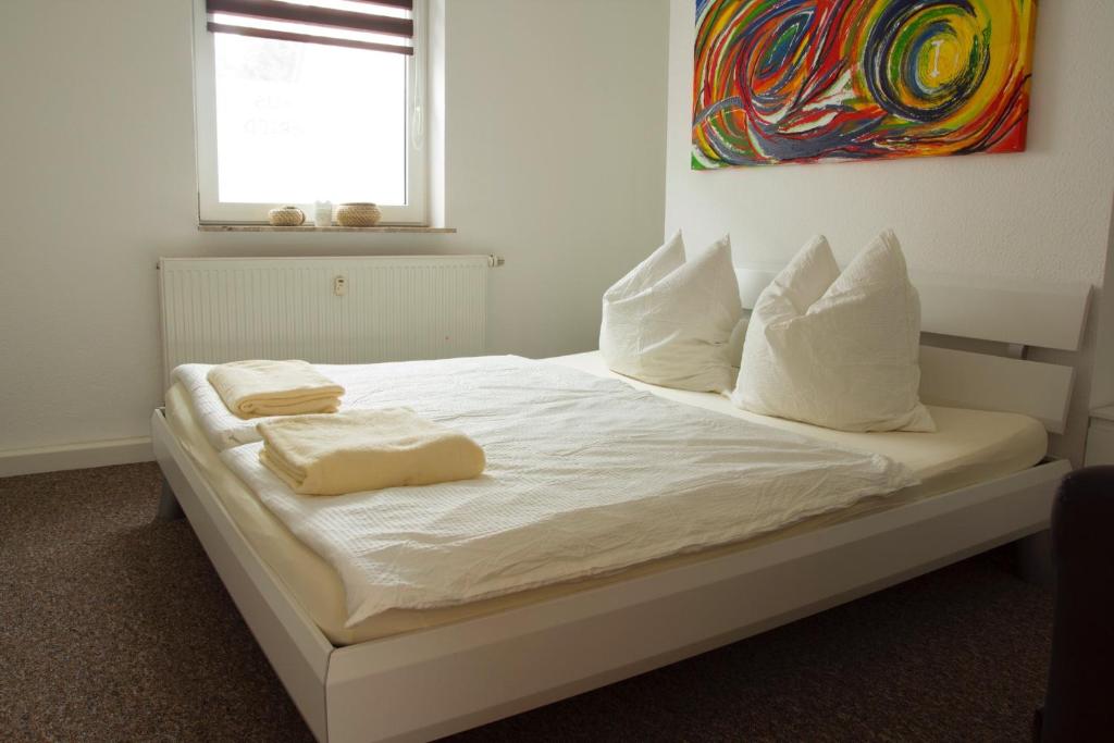 Un pat sau paturi într-o cameră la Ferienhaus im Gänseried