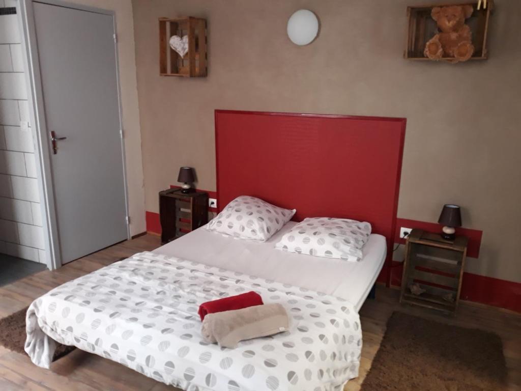 コルマールにあるAu Coup de Cœurのベッドルーム(赤いヘッドボード付きの白い大型ベッド1台付)