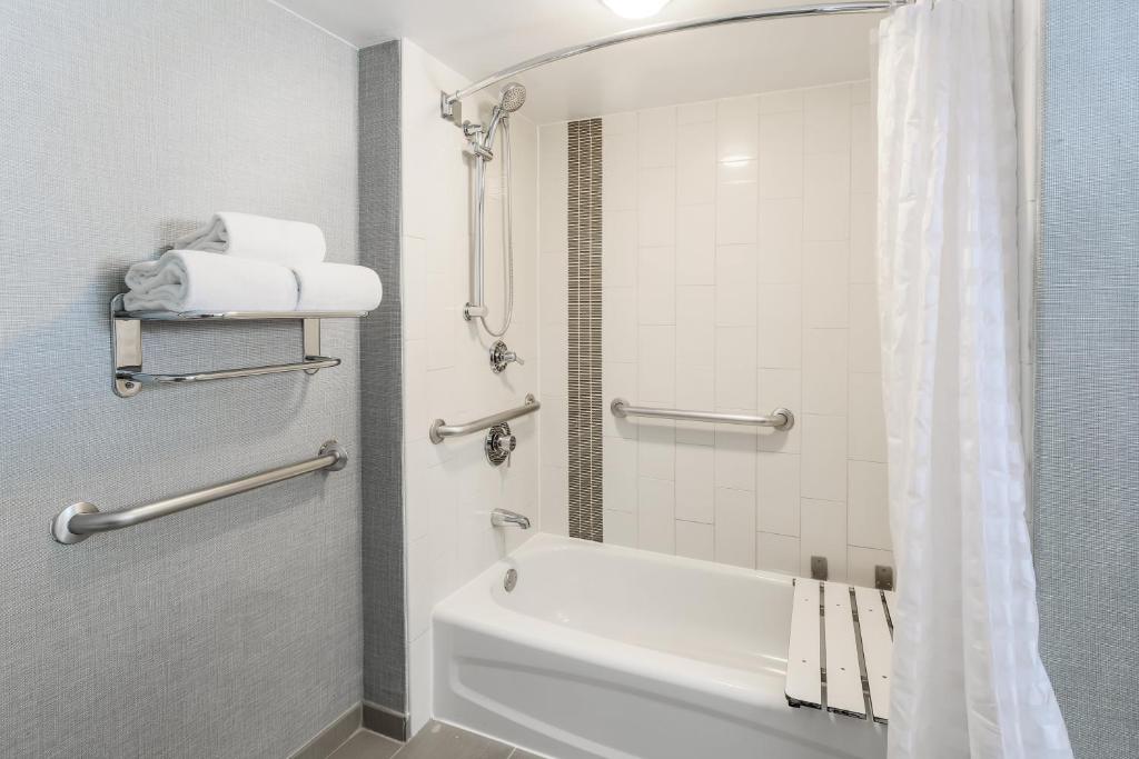 Hyatt Place Dallas/Grapevine - Salle Royale Avec Canapé-lit Et Baignoire Accessible - Accès Pour Handicap