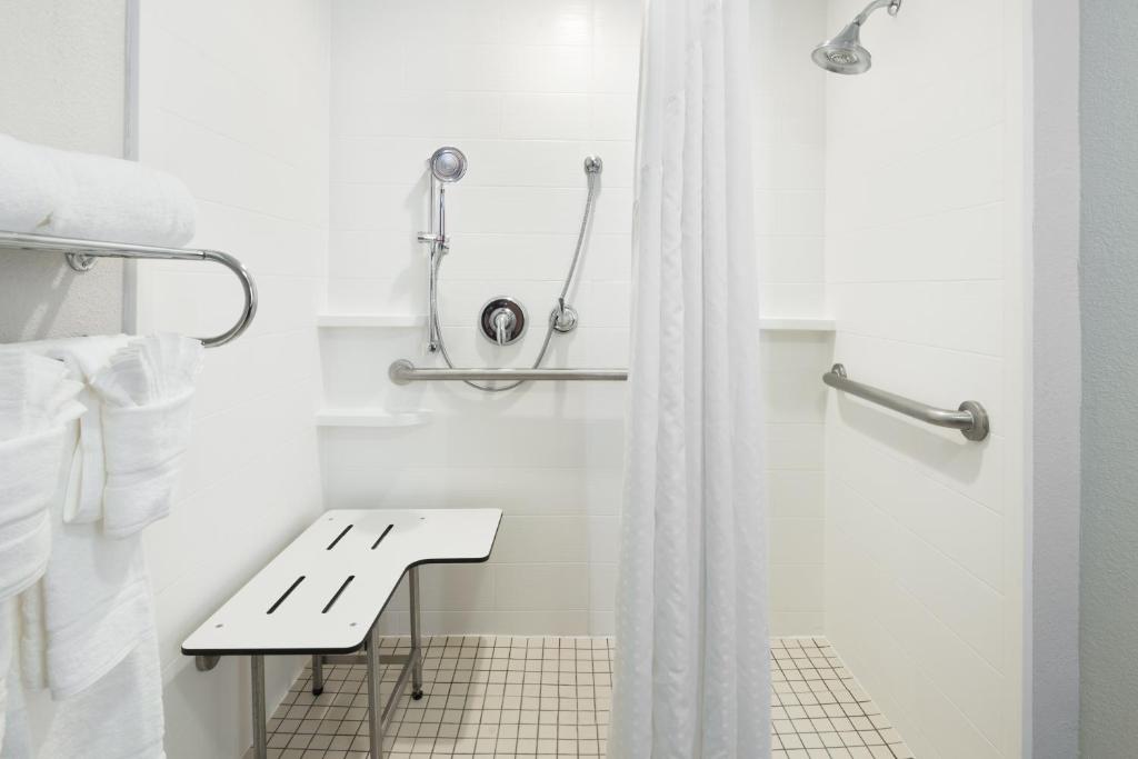 Holiday Inn Express & Suites - Nearest Universal Orlando, an IHG Hotel - Suite - Mobilité Accès Roll Dans La Douche/Non-Fumeurs
