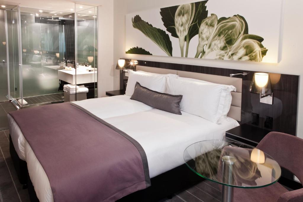 Uma cama ou camas num quarto em The Maslow Hotel, Sandton
