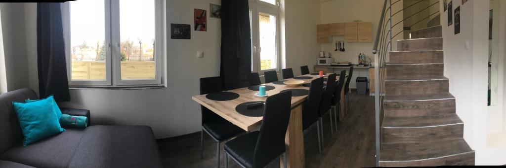 jadalnia z długim stołem i krzesłami w obiekcie Corner Villa 4 w Siófoku