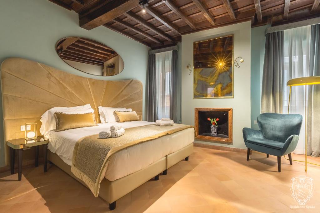 - une chambre avec un grand lit et une chaise bleue dans l'établissement Residenza Spada, à Rome