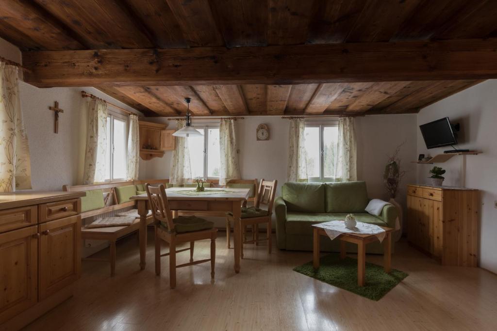 A television and/or entertainment centre at Ferienwohnung Rehkoglgut