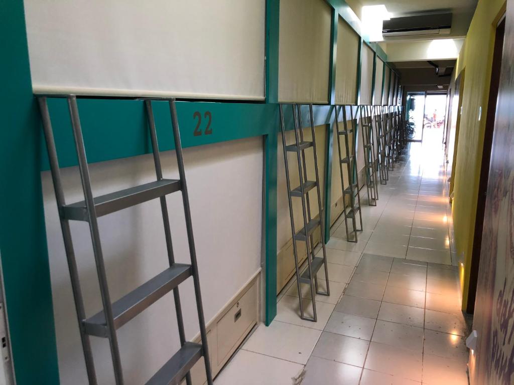 Palanda nebo palandy na pokoji v ubytování Hostel Frente al Mar Tropico 20º