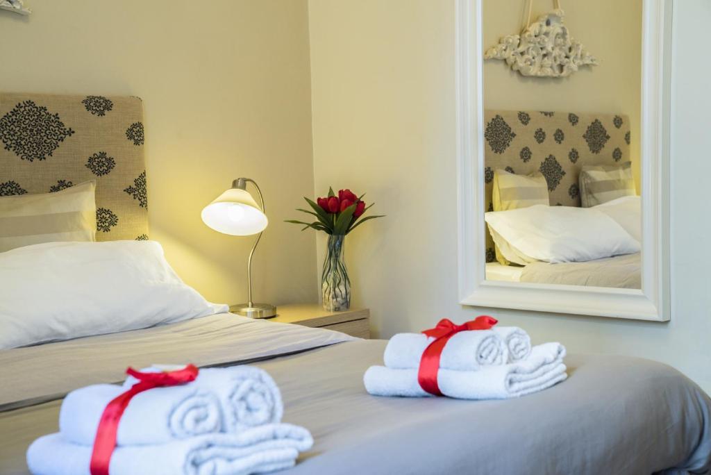 Posteľ alebo postele v izbe v ubytovaní RossoCorallo B&B