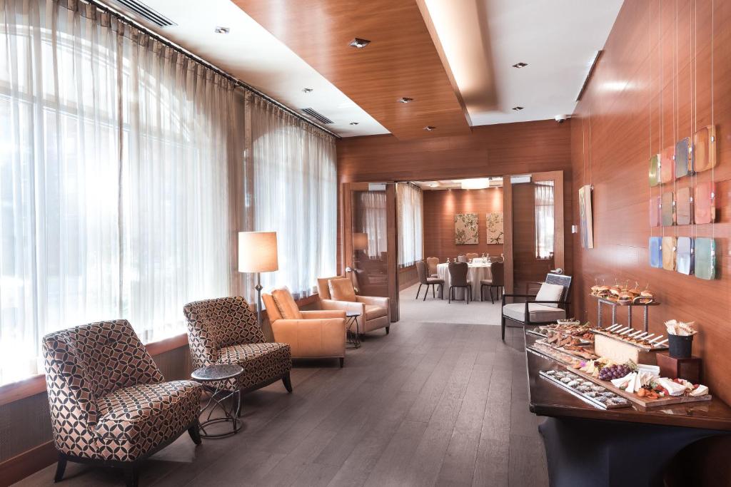 Posezení v ubytování The Heathman Hotel Kirkland