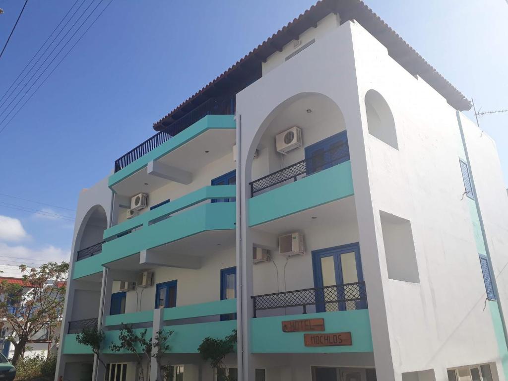 ein Gebäude in Blau und Weiß in der Unterkunft Hotel Mochlos in Mochlos