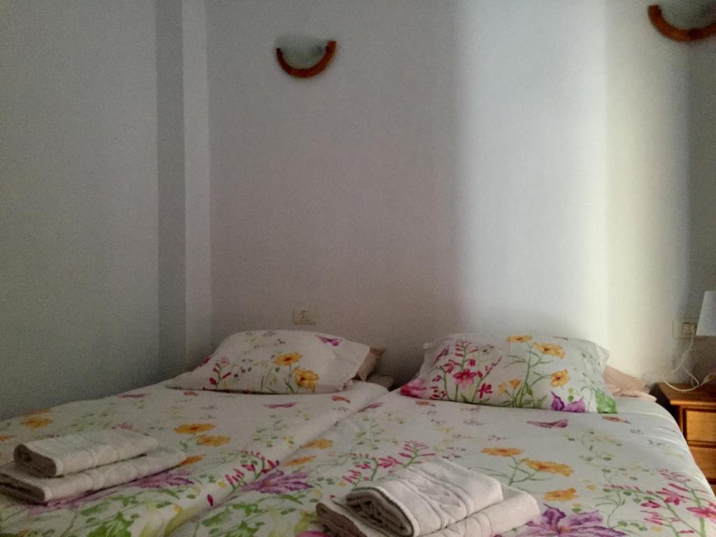 - une chambre avec un lit et des serviettes dans l'établissement Tazacorte Puerto, à Casa Nueva
