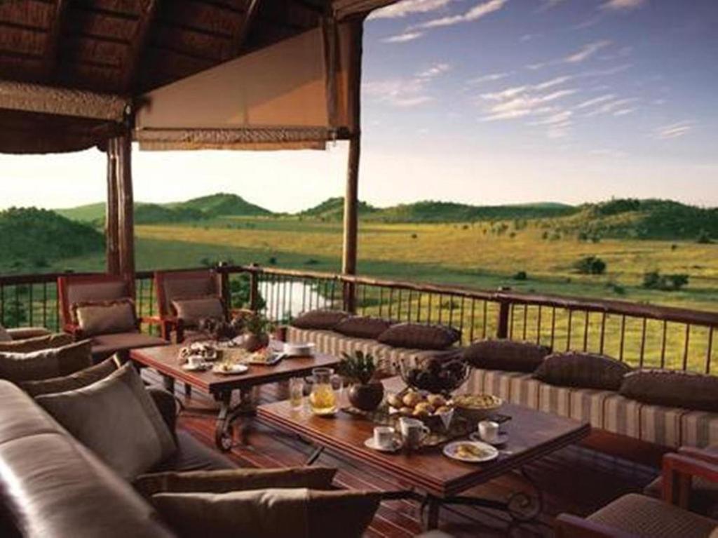 A restaurant or other place to eat at Tshukudu Bush Lodge