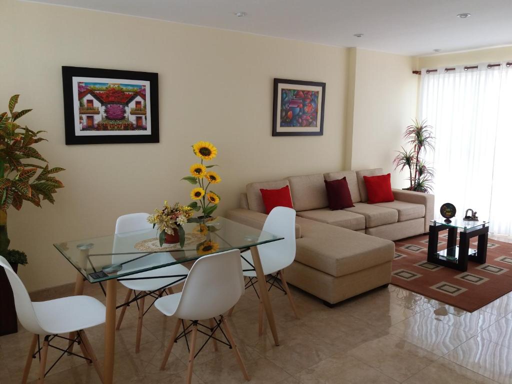 sala de estar con sofá y mesa de cristal en Departamento de estreno Pueblo Libre, en Lima