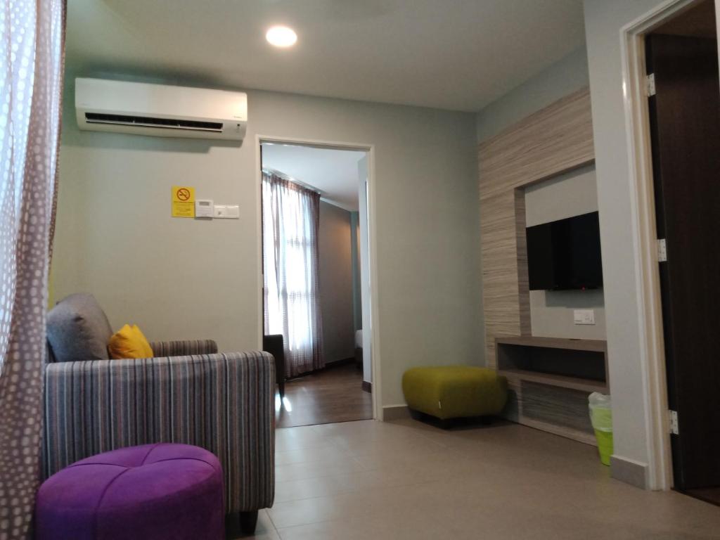 TV a/nebo společenská místnost v ubytování Lemon 8 Boutique Hotel @ Melaka