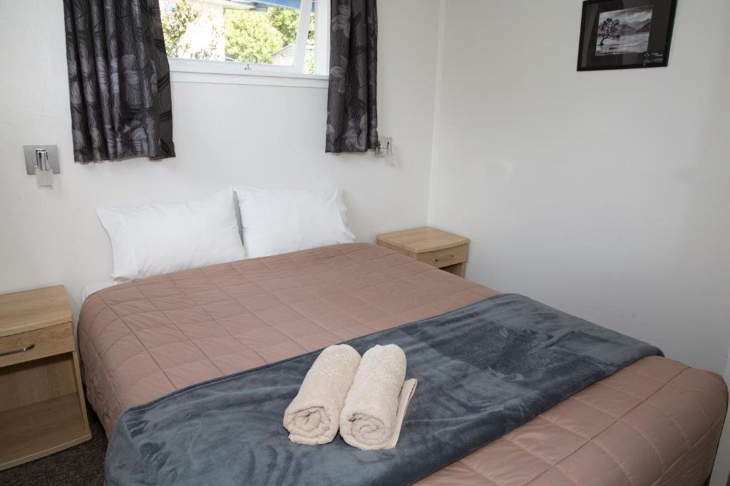 
Two-Bedroom Apartment with Queen Bed and 2 Single Beds
