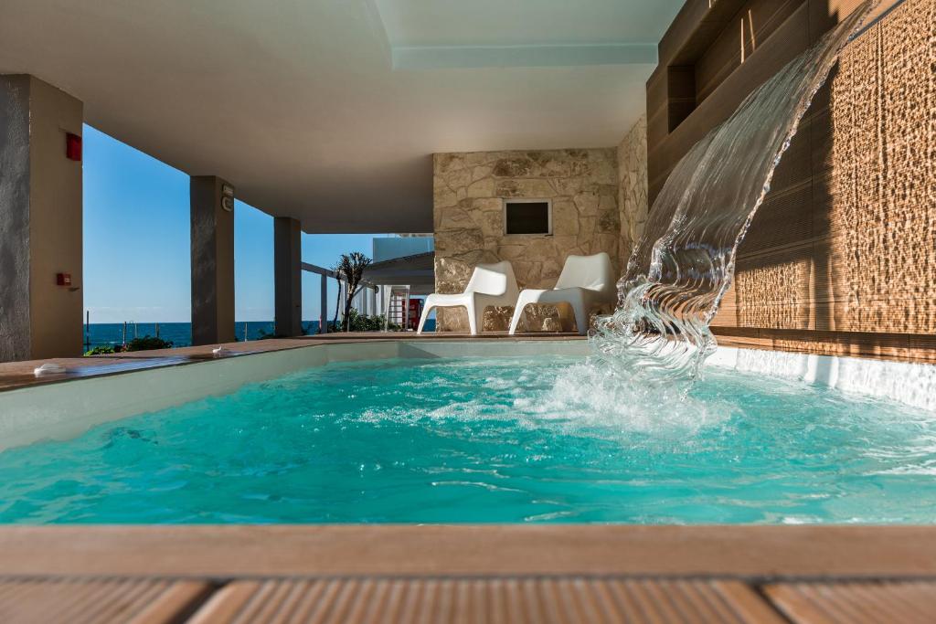 Bazén v ubytovaní Vergina Beach Hotel alebo v jeho blízkosti