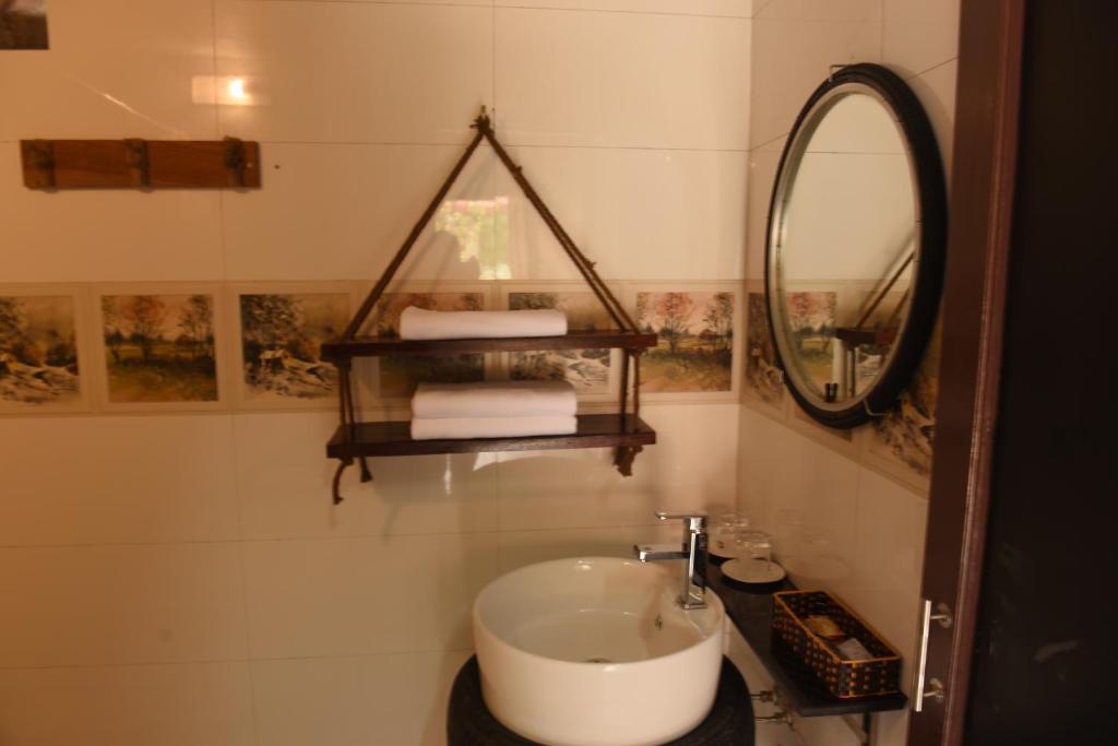 Tam Coc Lakeside Homestay - 1