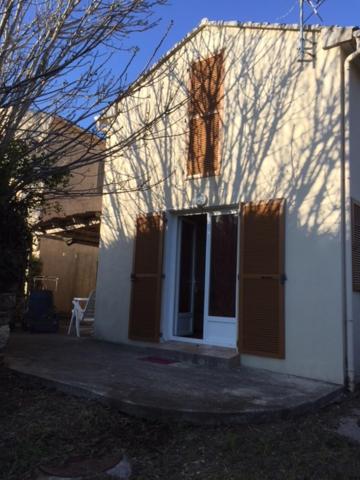 a white house with a door and a window at Maison Les Pieds dans l eau in Farinole