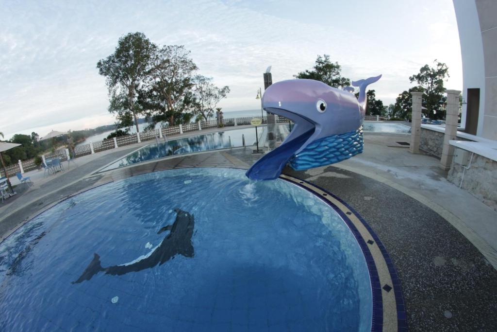 Bazén v ubytování Klana Beach Resort Port Dickson nebo v jeho okolí
