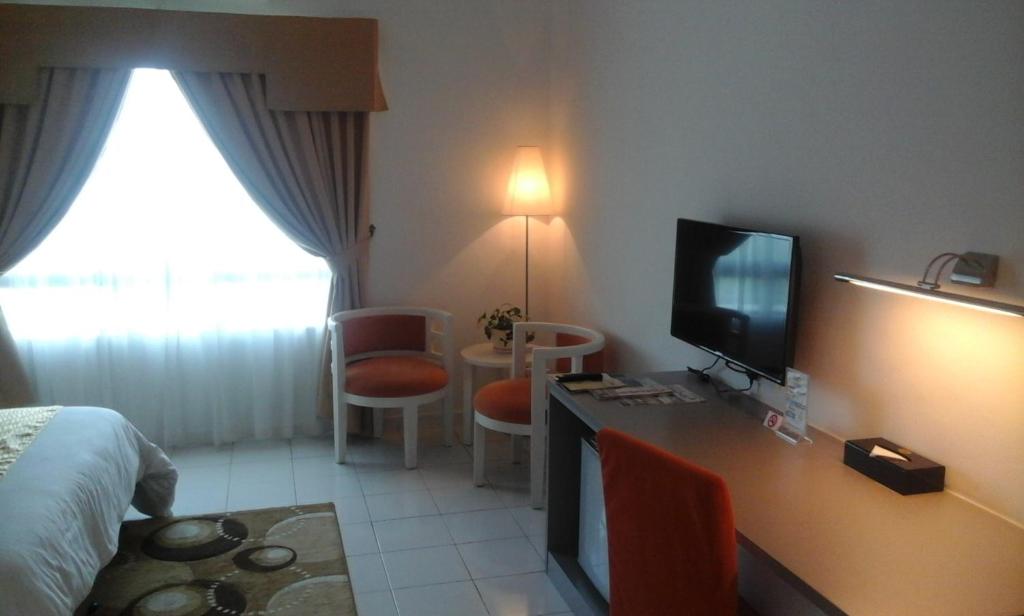 TV a/nebo společenská místnost v ubytování Klana Beach Resort Port Dickson