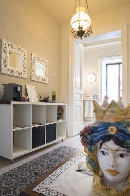 Televízia a/alebo spoločenská miestnosť v ubytovaní RossoCorallo B&B