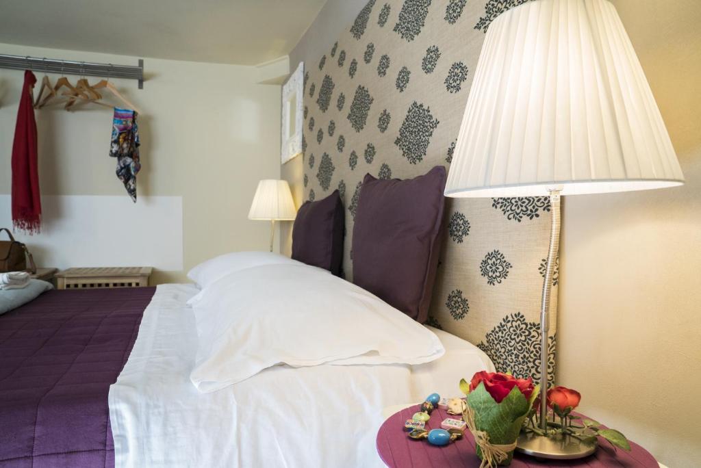 Posteľ alebo postele v izbe v ubytovaní RossoCorallo B&B