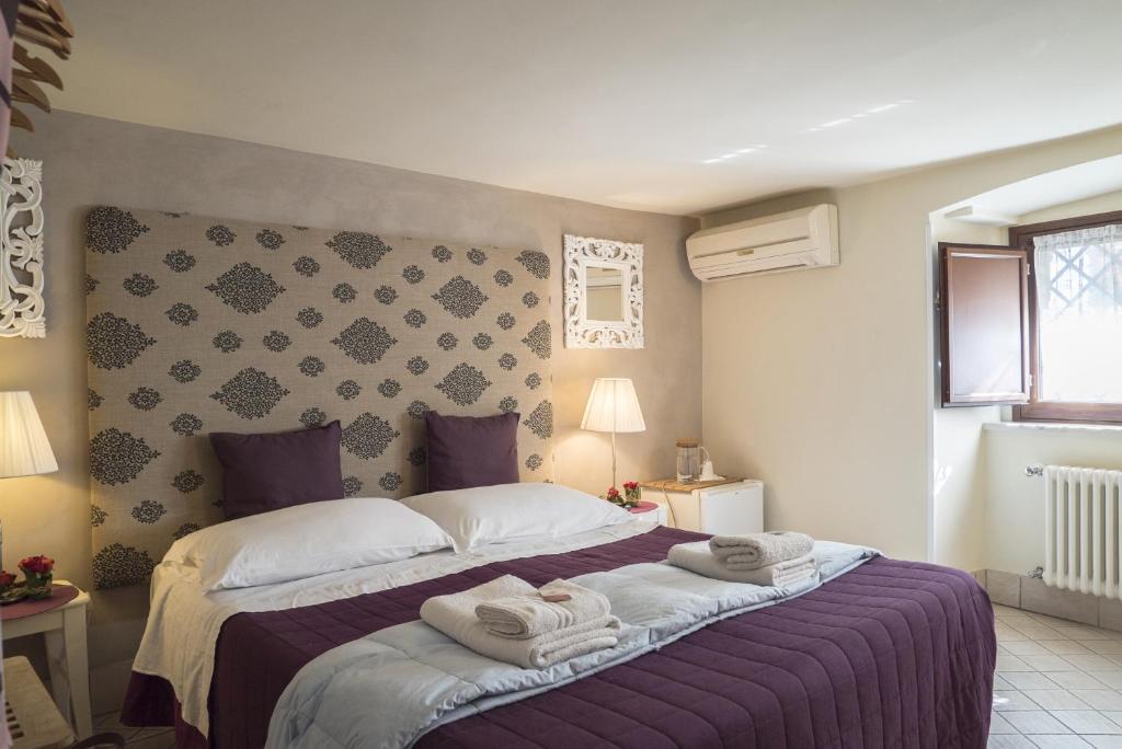 Posteľ alebo postele v izbe v ubytovaní RossoCorallo B&B
