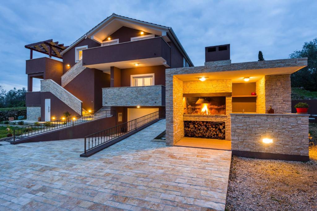 a modern house with a stone driveway at Little Dream in Poljana