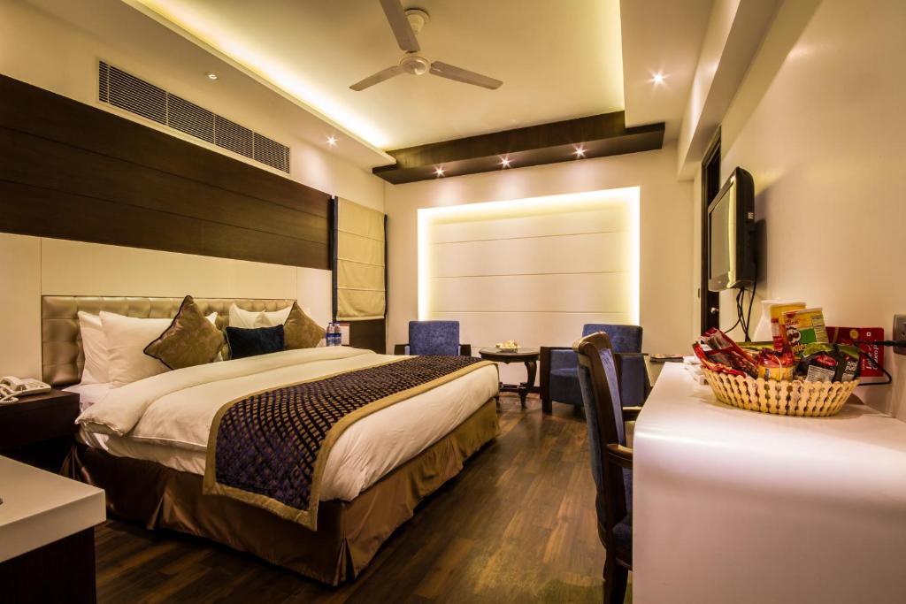 Postel nebo postele na pokoji v ubytování Hotel Grand Godwin Near New Delhi Railway Station