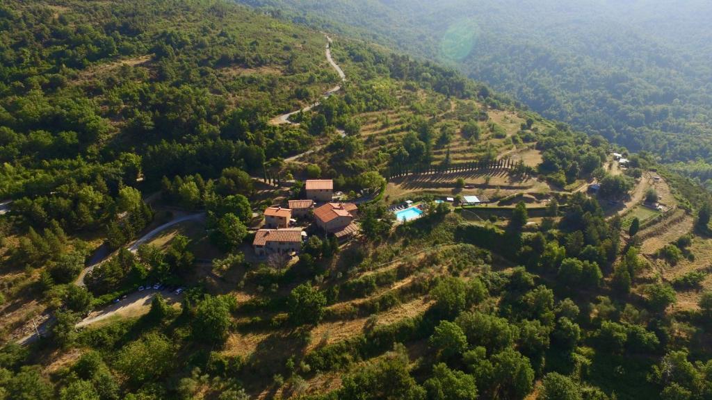 una vista aérea de una casa en una montaña en Borgo La Capraia en Castelfranco di Sopra