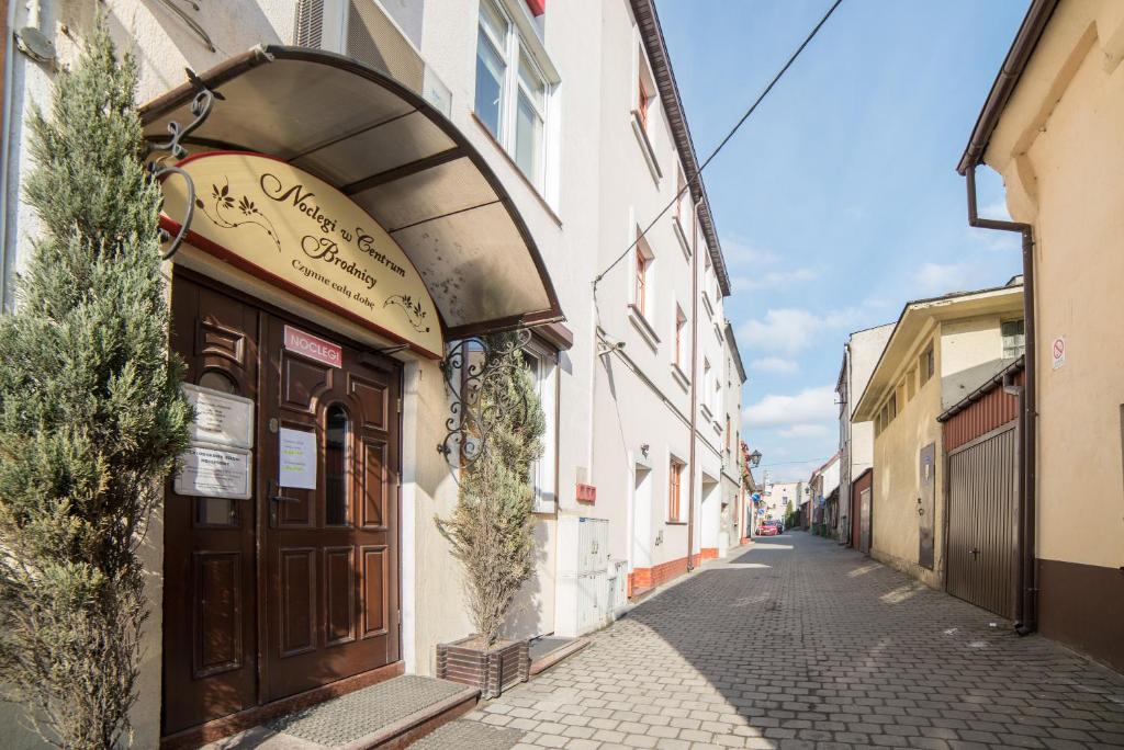 un edificio con una puerta al lado de una calle en Noclegi w Centrum Brodnicy en Brodnica
