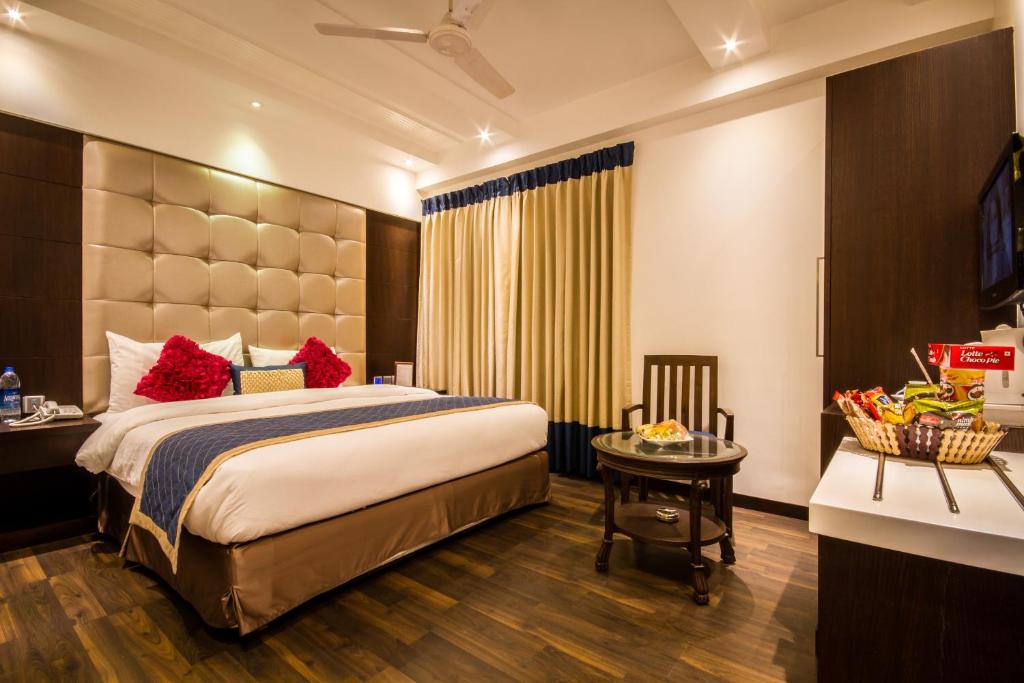 Кровать или кровати в номере Hotel Grand Godwin - Near New Delhi Railway Station - Paharganj