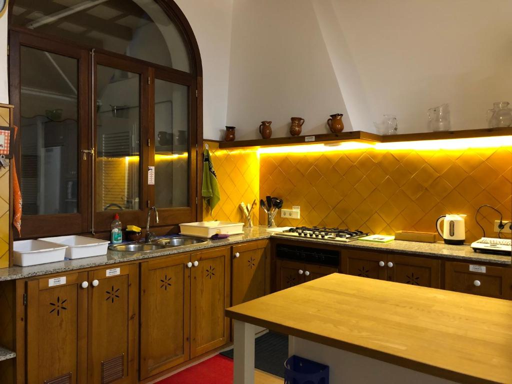 Kuchyň nebo kuchyňský kout v ubytování Hostel Menorca