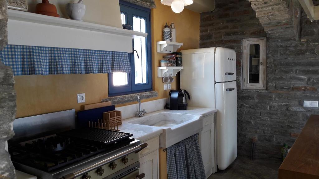 Kuchyňa alebo kuchynka v ubytovaní Bioclimatic stone built villa