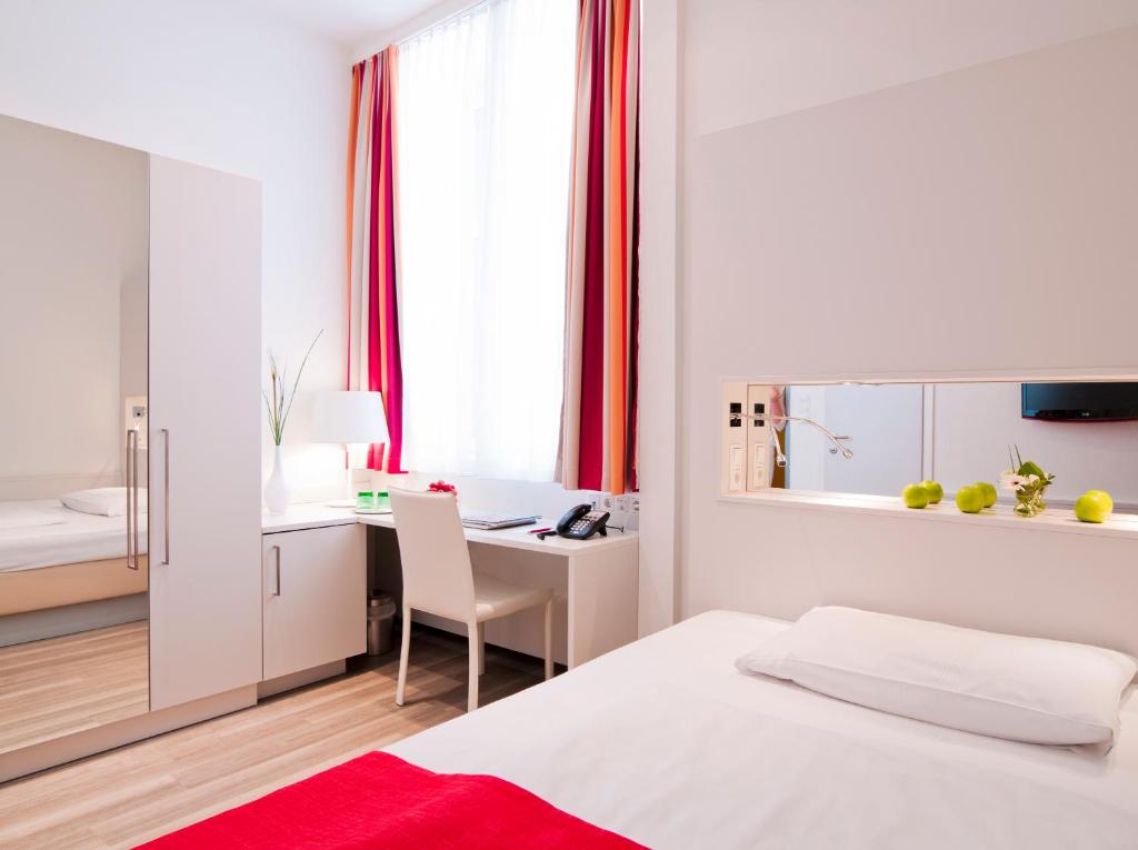 Llit o llits en una habitació de Hotel Zipser