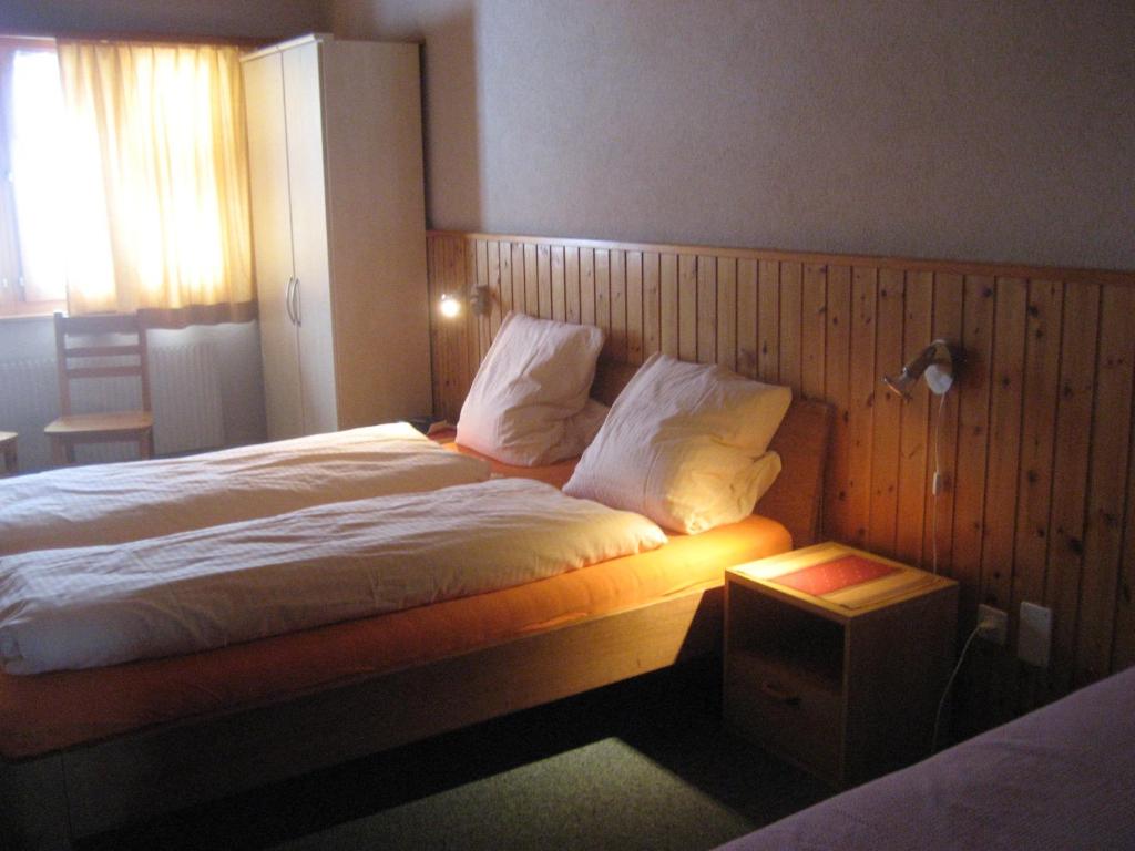 Postel nebo postele na pokoji v ubytování B&B Pension Lärch